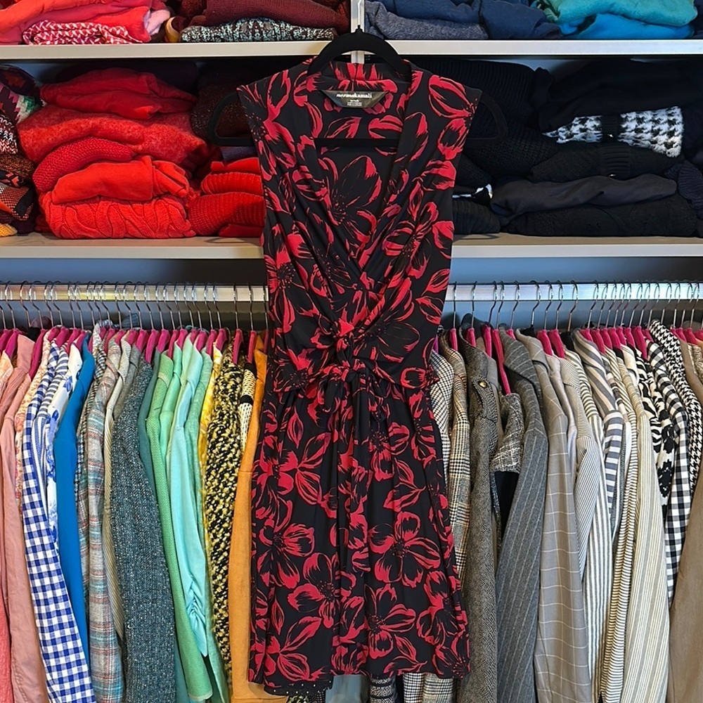 Norma Kamali red/black print sleeveless v neck front tie dress size S